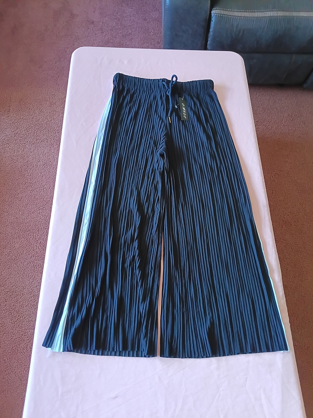 Pleated Black Wide-Leg Pants with White Side Stripes "One Size"